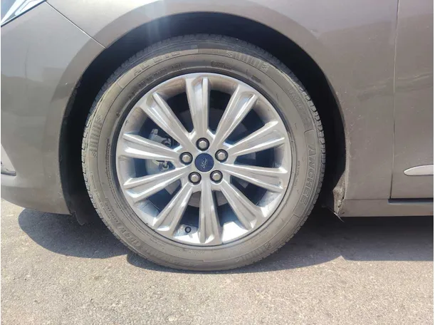 Car image 10