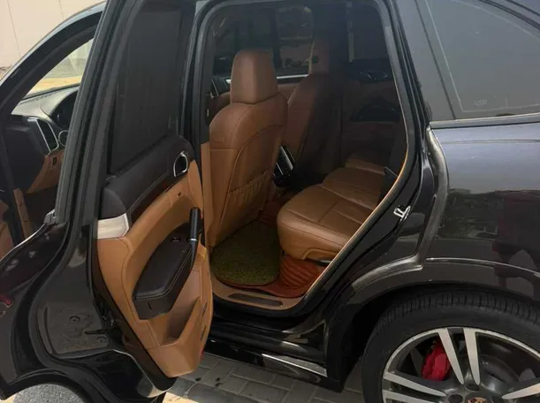 Car image 11