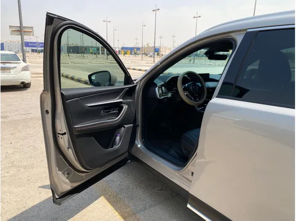 Car image 10