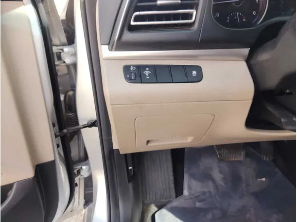 Car image 27