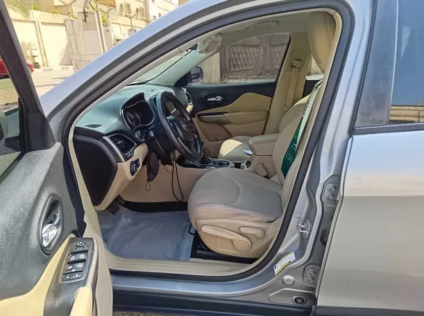 Car image 14