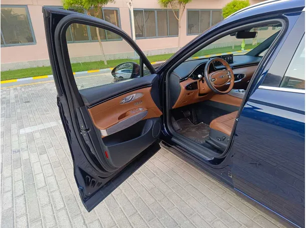 Car image 11