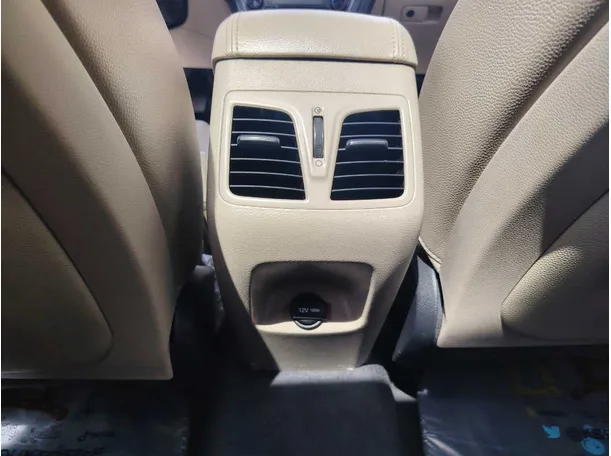 Car image 30