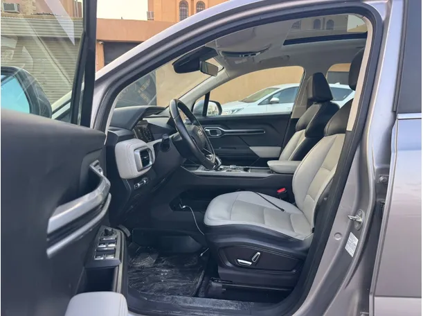 Car image 12