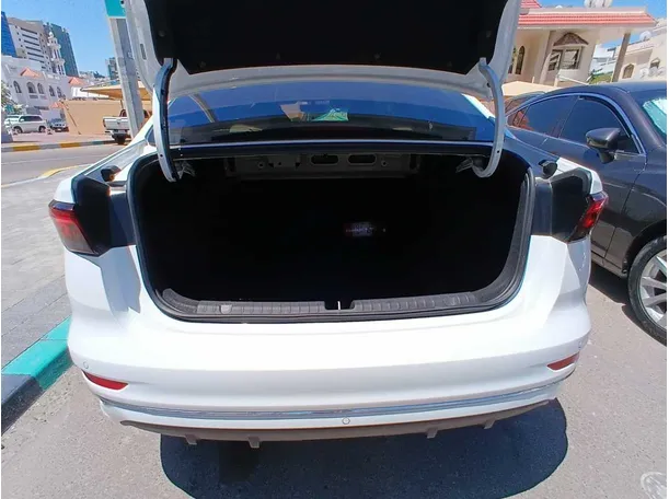 Car image 19