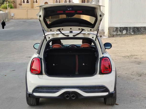 Car image 26