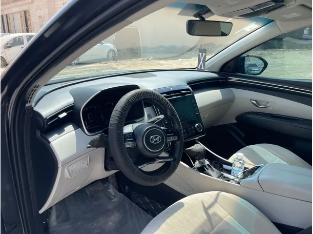 Car image 12