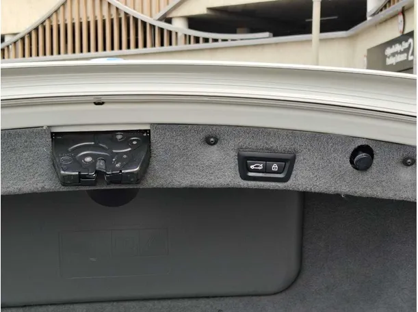 Car image 32