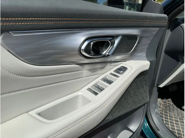 Car image 26