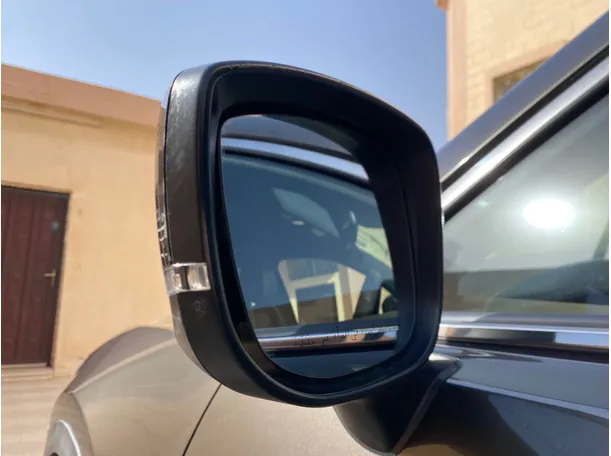 Car image 26