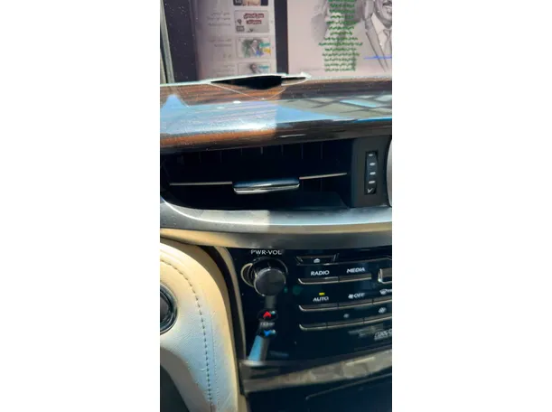 Car image 27