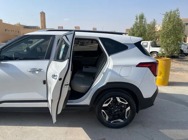 Car image 15