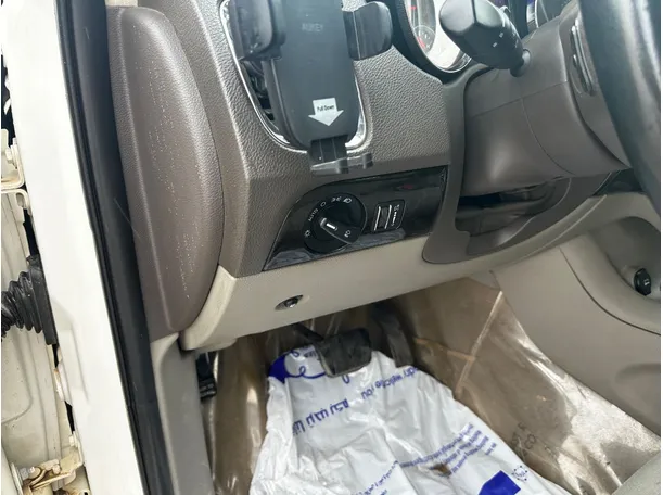Car image 26
