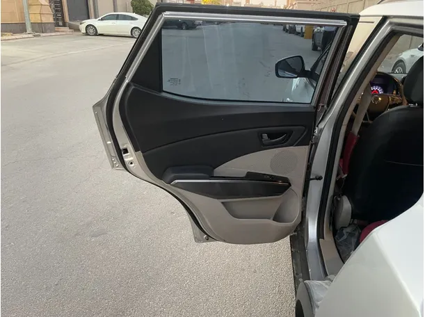 Car image 14