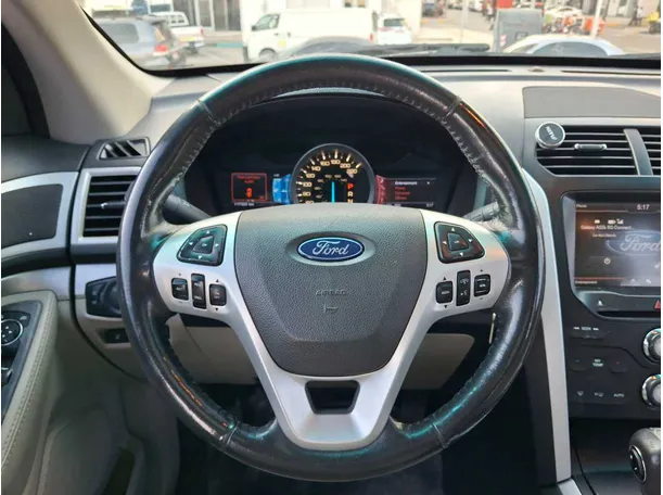 Car image 16