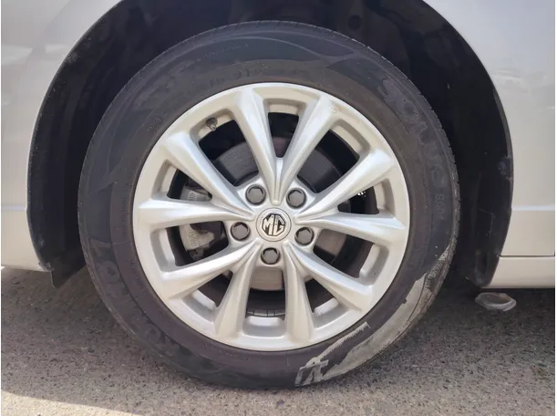 Car image 10