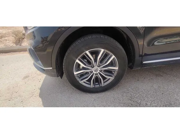 Car image 10