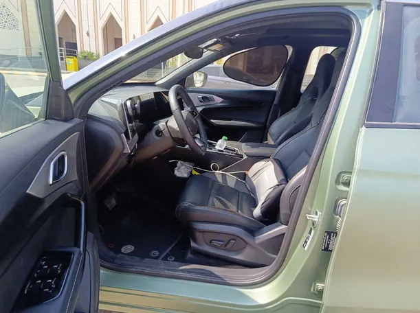Car image 14