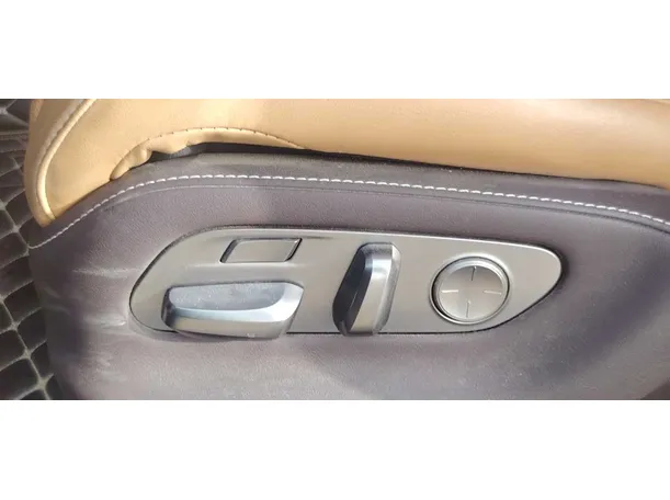 Car image 40