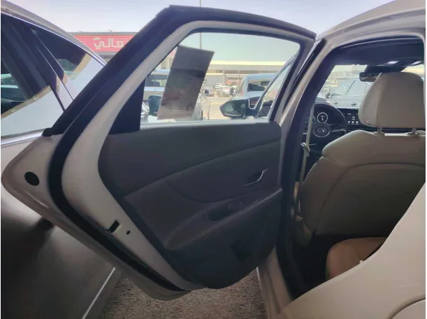 Car image 19