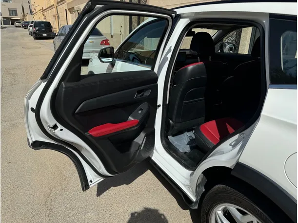 Car image 12