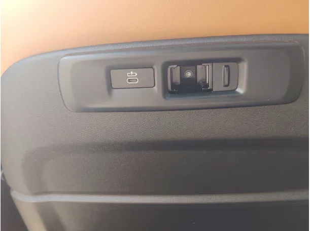 Car image 34