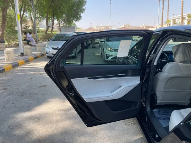 Car image 14