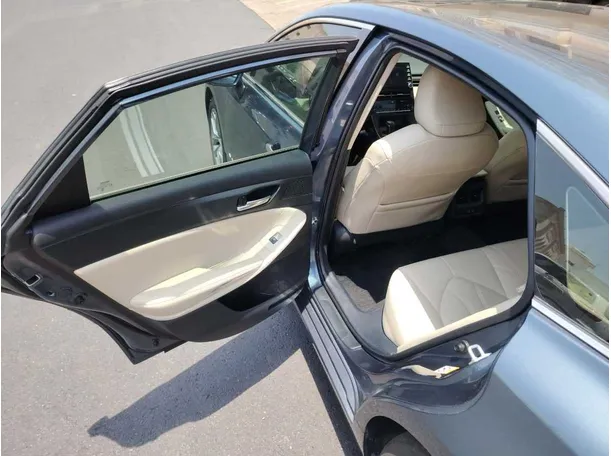 Car image 16