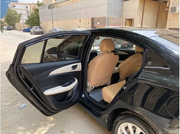 Car image 12
