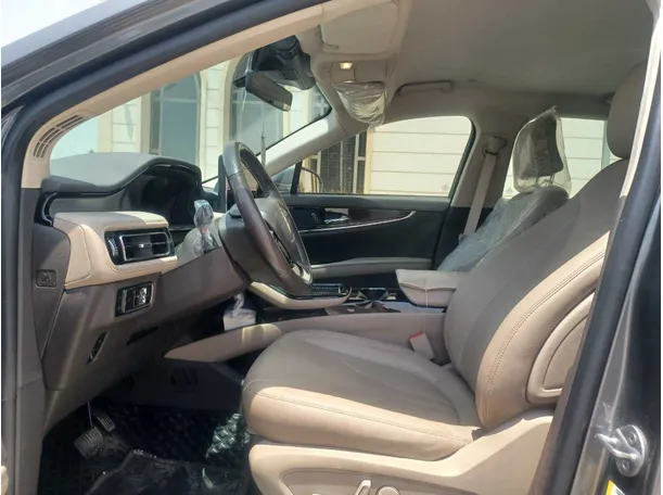 Car image 12