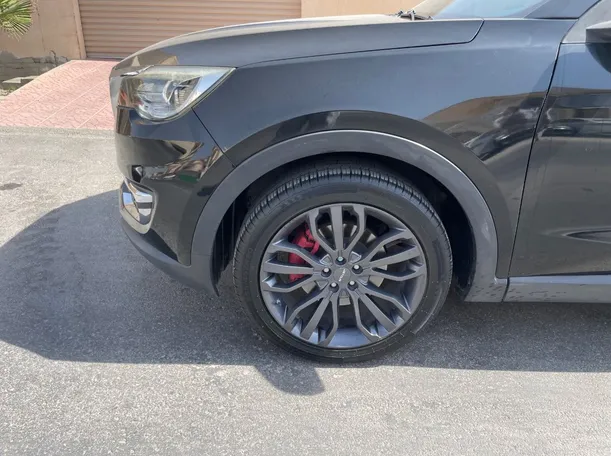 Car image 9