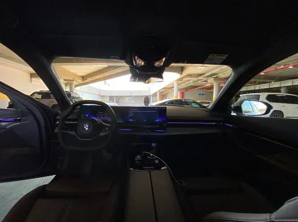 Car image 14