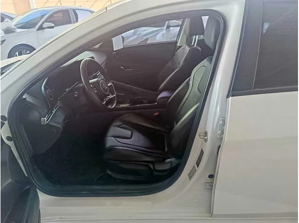 Car image 12