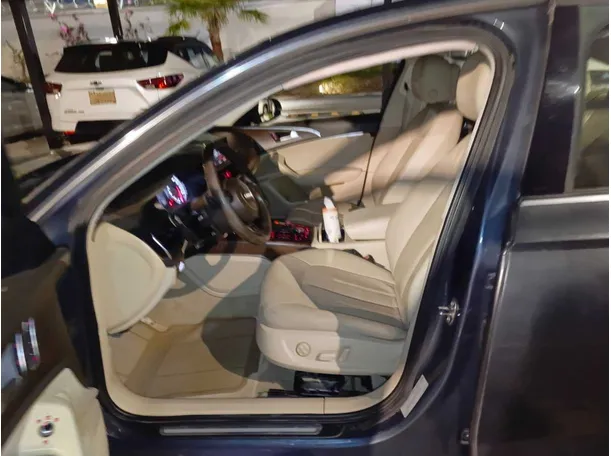 Car image 14