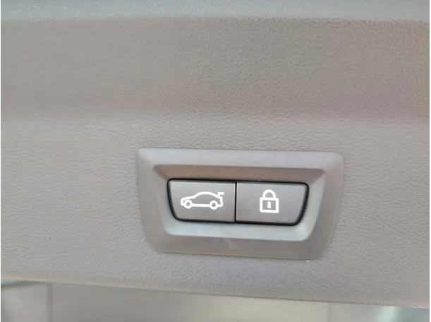 Car image 32