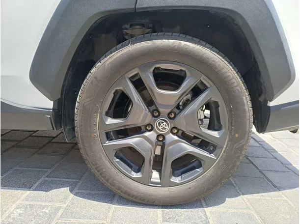Car image 9