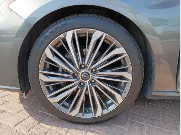 Car image 9