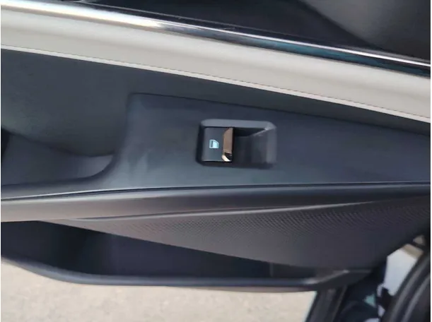 Car image 32
