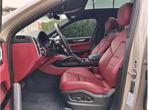 Car image 12