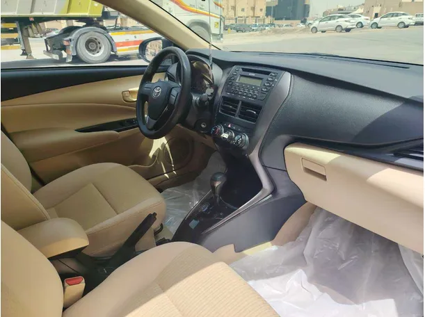 Car image 14