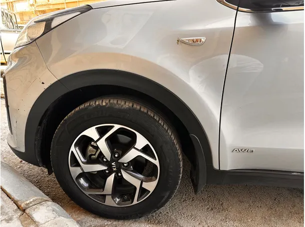 Car image 9