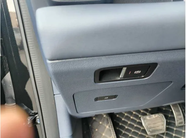 Car image 32