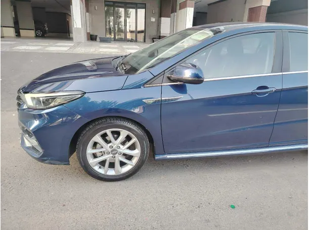 Car image 9