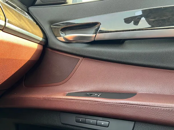 Car image 26
