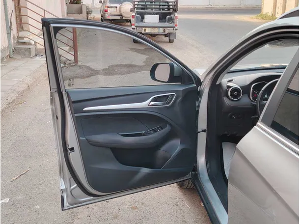Car image 9