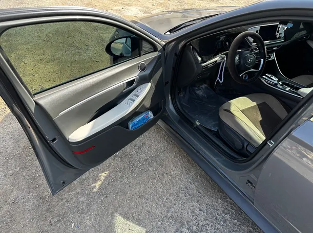 Car image 10