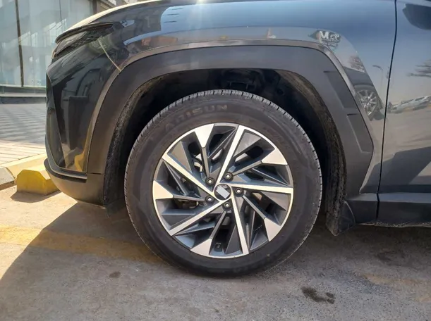 Car image 9
