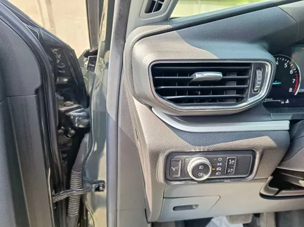 Car image 32