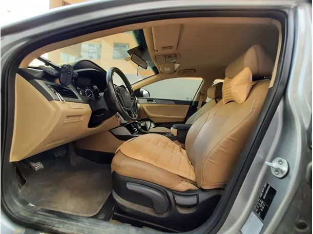 Car image 12