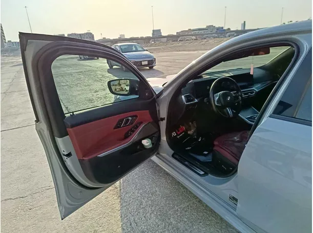 Car image 12